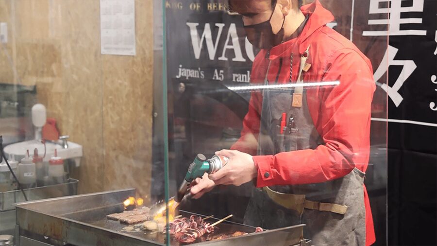 Tokyo: Guided Walking Tour of Tsukiji Market with Lunch - How the small group changes the day