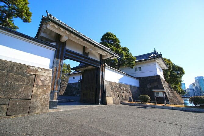 Tokyo Imperial Palace and Heritage of Edo Castle Private Tour - The Imperial Palace and the limits of what you see