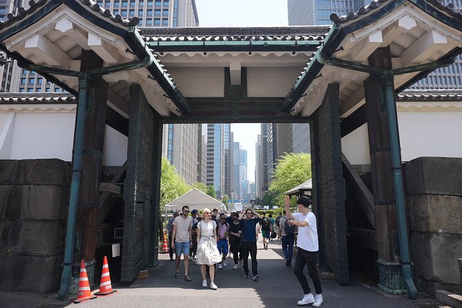 Tokyo: Imperial Palace and Shogun Historical Walking Tour - Shoguns, emperors, and modern Tokyo