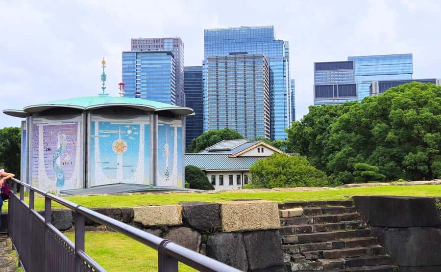 Tokyo: Imperial Palace, the history of Japan (ENGLISH GUIDE) - Meeting at Wadakuramon Fountain Park