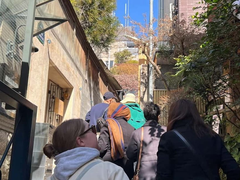 Tokyo: Imperial Palace with Nostalgic Alley Kagurazaka tour - Ninomaru Garden and Edo Castle ruins