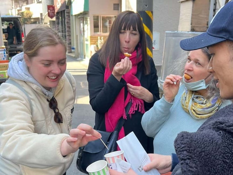 Tokyo: Imperial Palace with Nostalgic Alley Kagurazaka tour - Coffee, tea, and a local snack