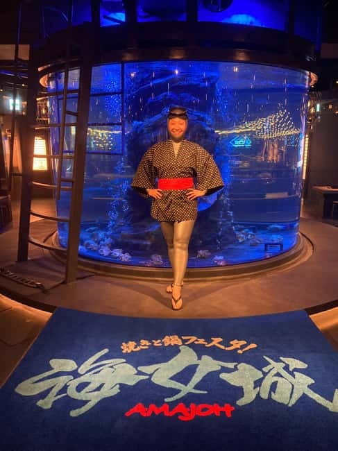 Tokyo: Japanese Experiece Dinner with Diving Ama Performance - The aquarium setting and the live Ama presentation