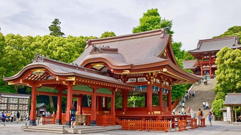 Tokyo: Kamakura & Enoshima Day Tour with Pickup & Train Ride - Riding the Enoden along the Shonan coast