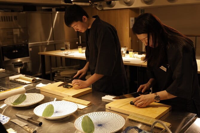 Tokyo: Kappodo sushi Live Workshop - Placing your sushi and sitting down to eat
