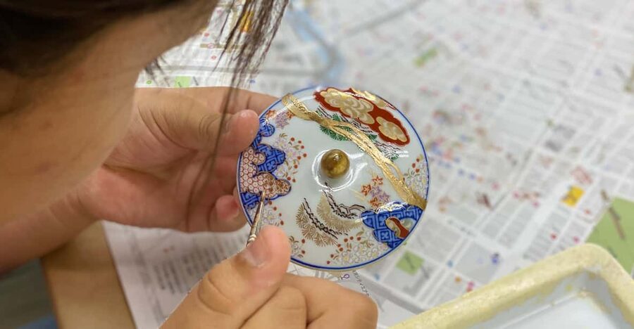 Tokyo: Kintsugi Art Repair Workshop - Choosing a piece and getting set up