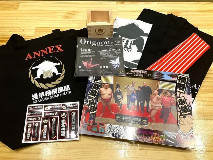 Tokyo:Luxury Sumo Show Experience & Japanese cuisine & Drink - Watching training moves and live bouts close to the ring