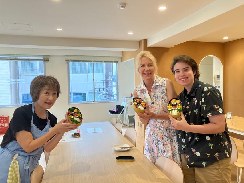 Tokyo: Making a bento box with cute character look - Sitting down to eat your own work