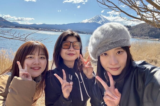 Tokyo: Mt.Fuji & Lake Kawaguchiko 1-Day Bus Tour w/Optional Lunch - What the guides add to a large bus tour