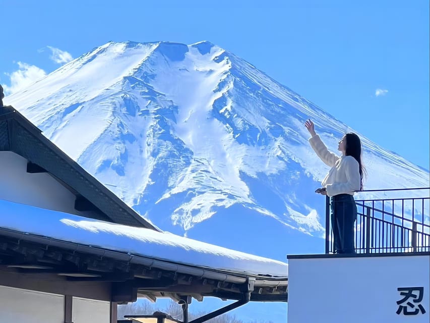 Tokyo: Mt Fuji Lake Kawaguchiko Tour & Arakuyama Sengen Park - The Lawson Kawaguchiko photo stop