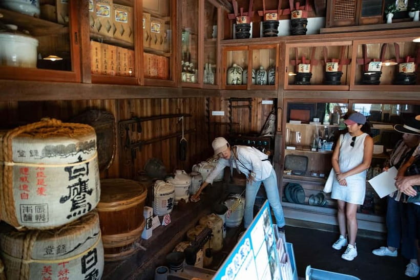 Tokyo: Old Quarter Yanaka Walking Tour - Walking through Yanaka Cemetery