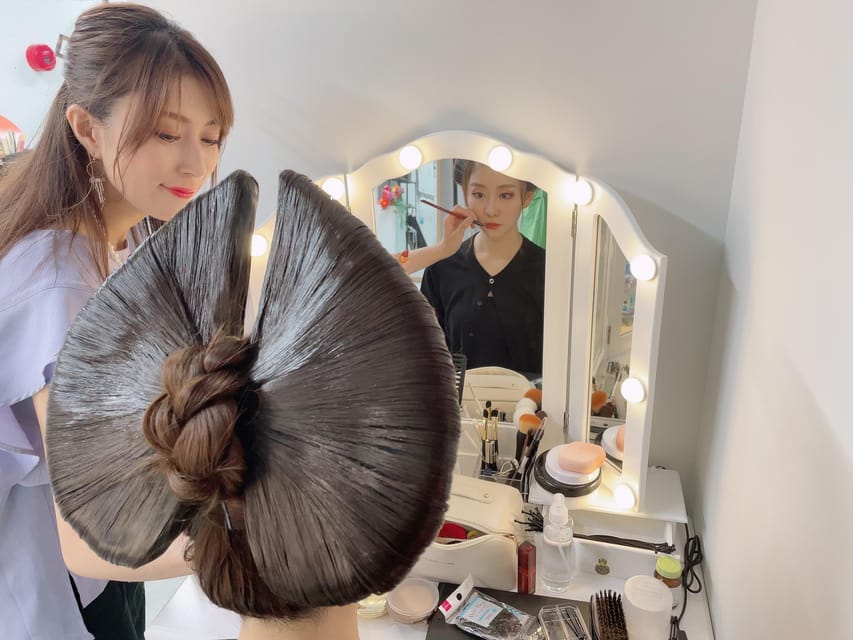 Tokyo: Private Makeover Photography Studio in Luxury Kimono - The private photo session and posing help