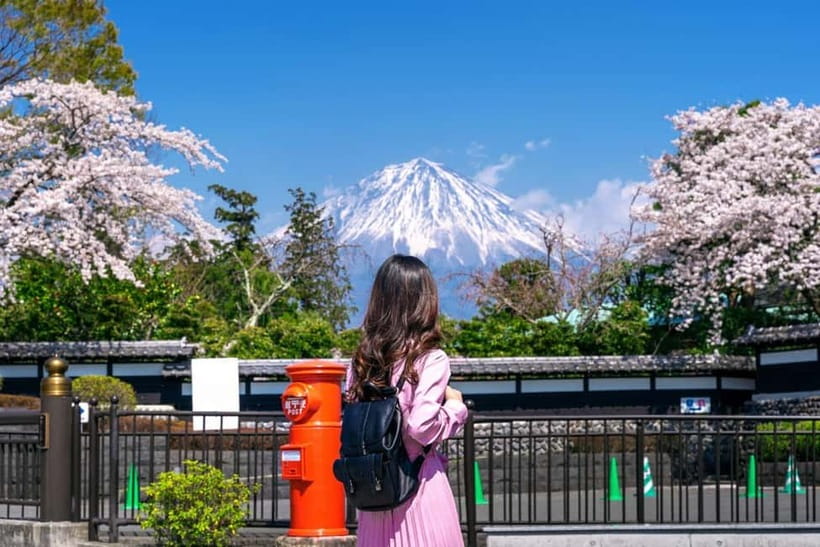 Tokyo: Private Mount Fuji Day Trip with Private Guide - Lake Kawaguchi and the search for a clear Fuji view