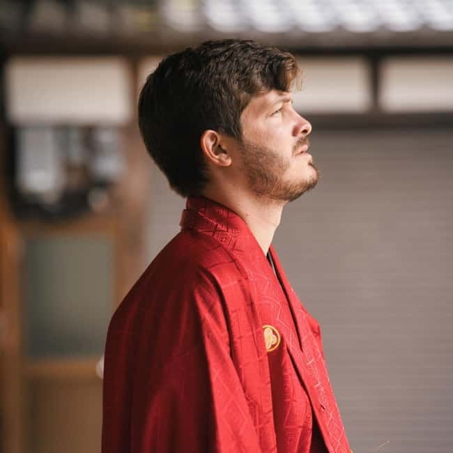 Tokyo: Private photo shoot - Tavo Fujise helps you look natural