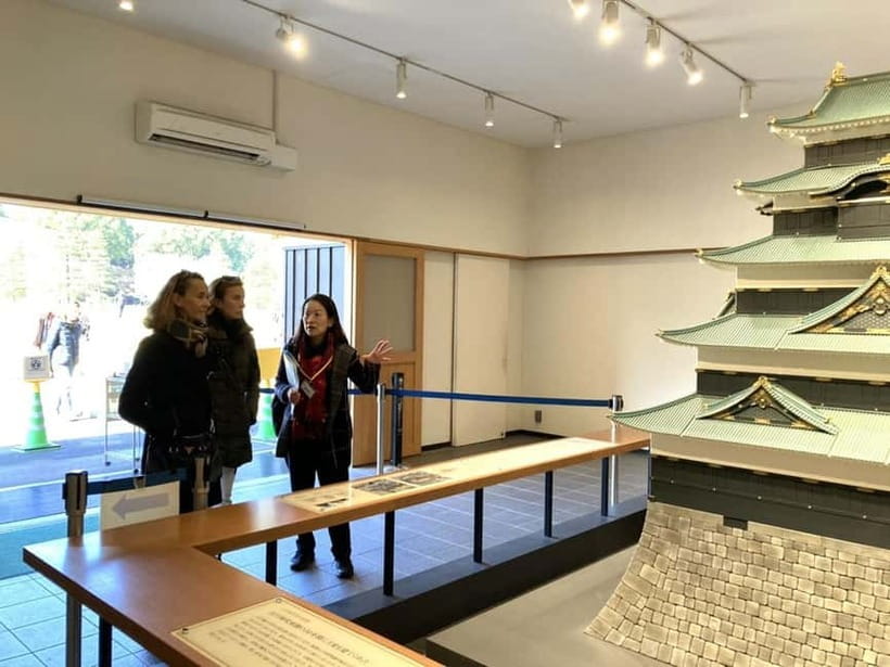 Tokyo: Pvt. Tour - Edo Castle & Imperial Palace East Gardens - Meeting at Wadakura Fountain Park