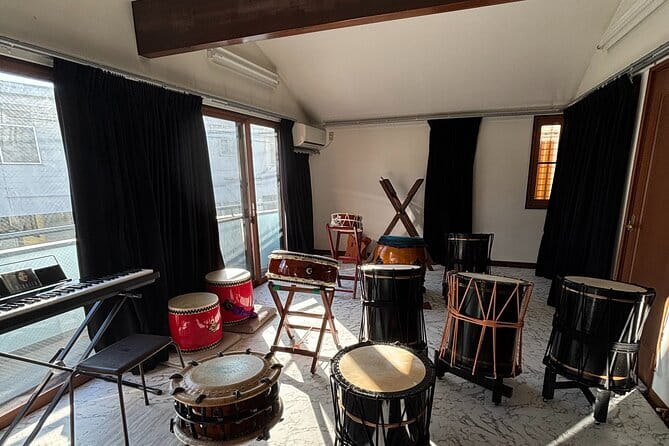 Tokyo's Authentic and Finest Taiko Drumming Workshop - Learning a piece as a group