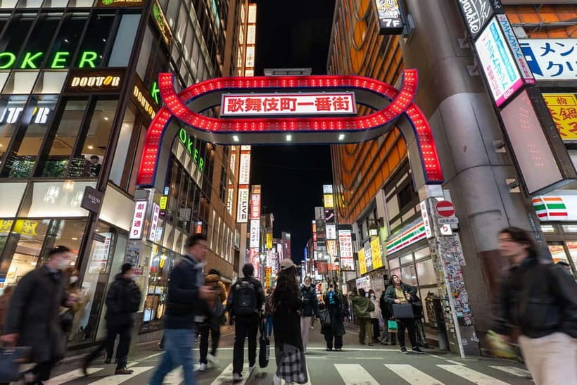 Tokyo: Shinjuku Golden Gai Bar Hopping Night Tour - Entering Golden Gai’s Small Bars