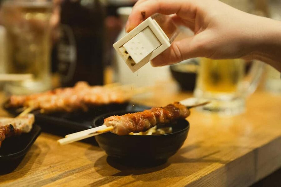 Tokyo: Shinjuku Izakaya and Golden Gai Bar Hopping Tour (2h) - Kabukicho by neon light