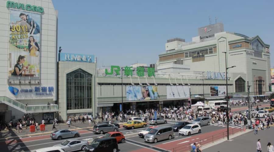 Tokyo: Shinjuku tour with university students in Tokyo - What the student guides add