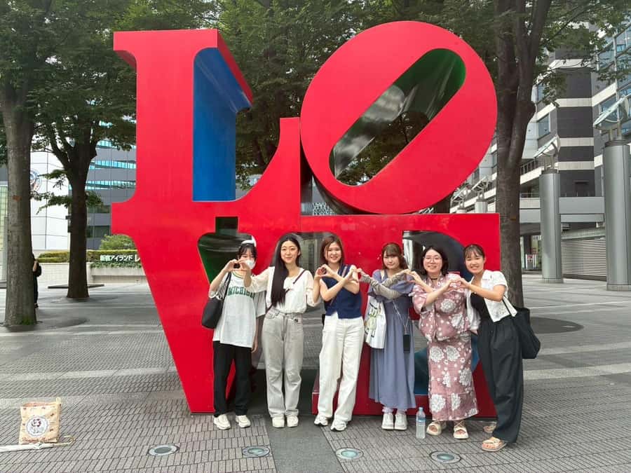 Tokyo: Shinjuku tour with university students in Tokyo - Starting at Hanazono Shrine