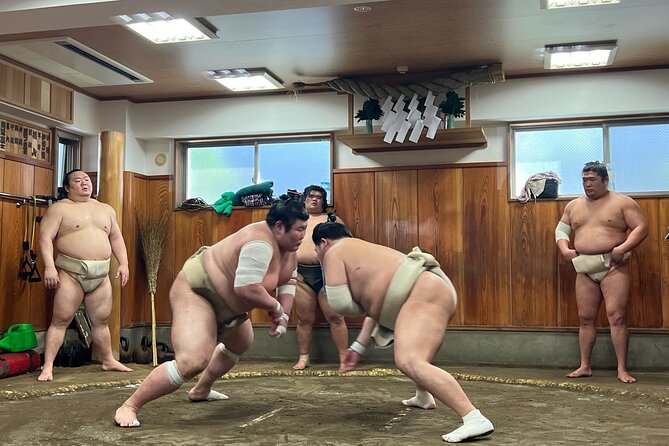 Tokyo Sumo Morning Training/ Sumo Practice with Wrestlers - The five-minute introduction and walk to the stable