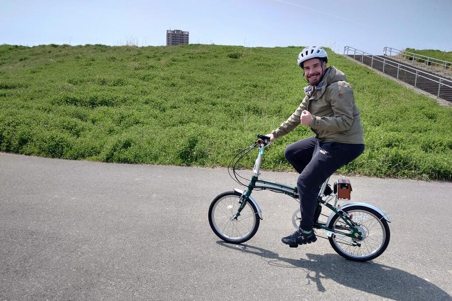 Tokyo: Super Local Private E-bike Cycling Tour from Asakusa - Starting at Kaminarimon and leaving the crowds