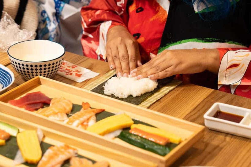 Tokyo: Sushi Making Class in a Happi Coat near a Famous Spot - Group size, teaching style, and the chance of a private lesson