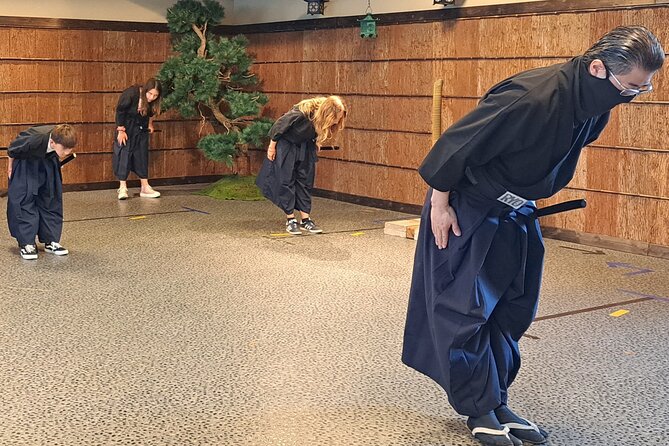 Tokyo Sword Experience - includes Museum Ticket/Ninja Experience - Group size, timing, and the crowded-room problem