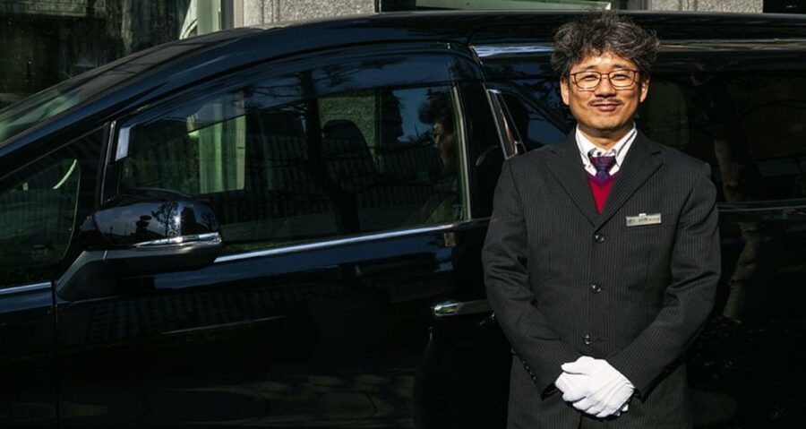 Tokyo Tower: Entry Ticket & Private Hotel Pickup Service - Choosing between a sedan and a minivan