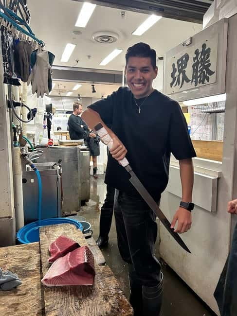 Tokyo Toyosu Tuna Auction + Breakfast (Sushi Dai or Bentomi) - Shaving katsuobushi and tasting maguro-bushi
