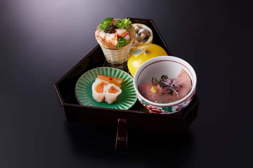 Tokyo: Traditional Geisha Experience Show & Japanese Dinner - Photos with the geisha