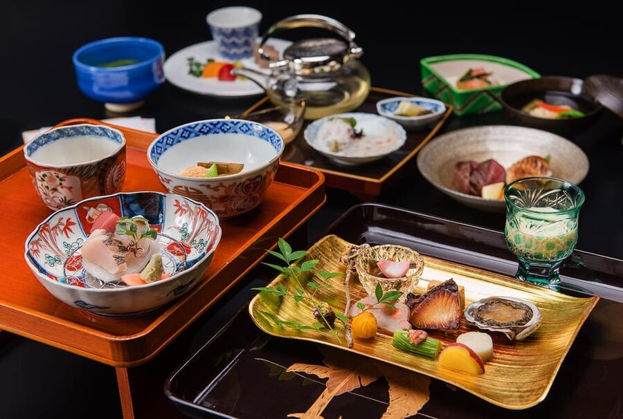 Tokyo: Traditional Japanese Performing Arts Show and Dinner - Service, explanations, and the small details