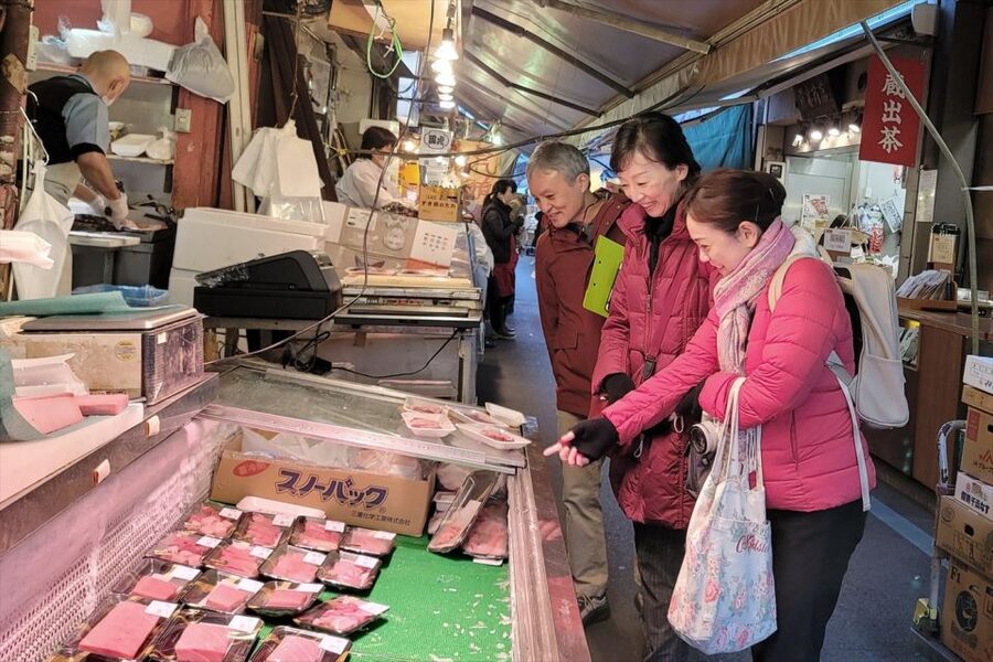 Tokyo: Tsukiji Market Guided Tour & Sushi-Making Experience - Moving from the market to the sushi kitchen