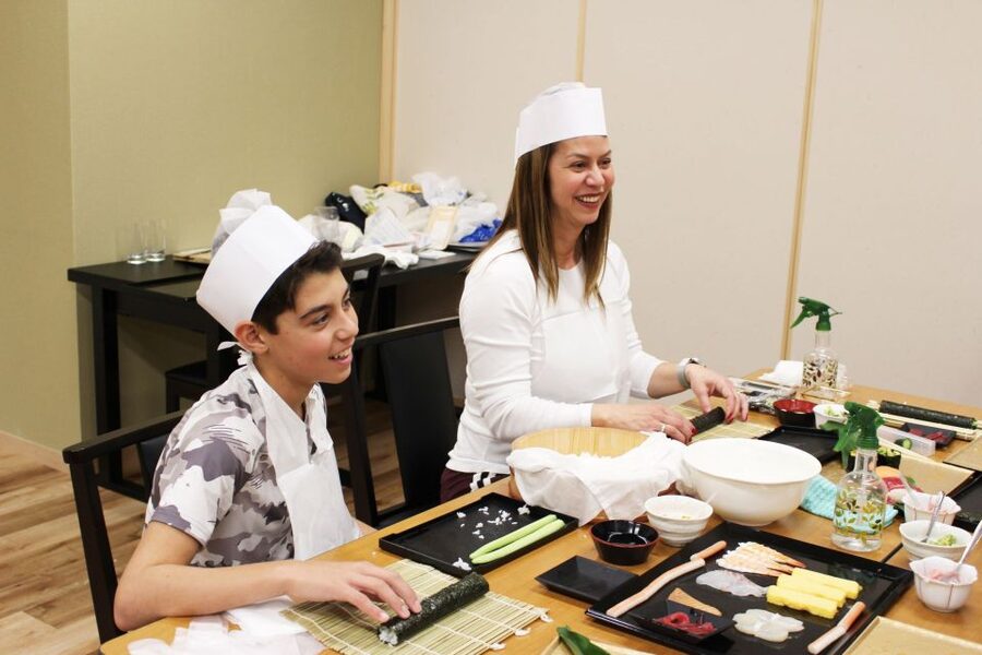 Tokyo: Tsukiji Market Guided Tour & Sushi-Making Experience - Making nigiri, hosomaki, and gunkanmaki