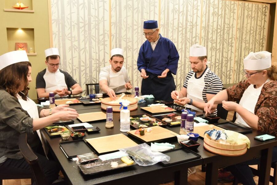 Tokyo: Tsukiji Market Guided Tour & Sushi-Making Experience - Eating your own sushi and learning manners