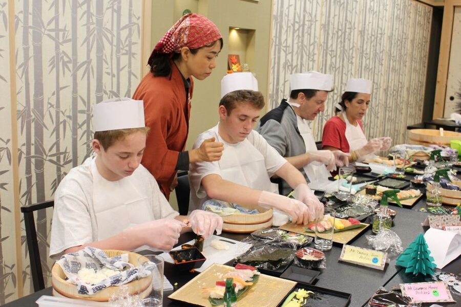 Tokyo: Tsukiji Market Guided Tour & Sushi-Making Experience - Reading Tsukiji through its food stalls