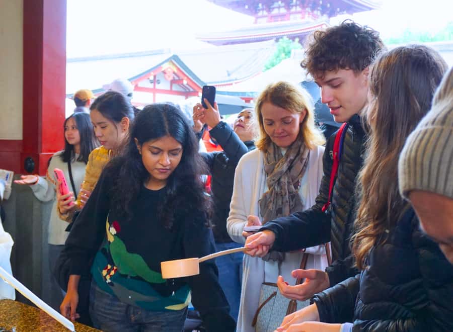 Tokyo : Visite des temples d'Asakusa avec guide français - Incense and omikuji at Sensoji