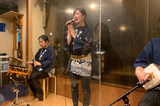 Tsugaru shamisen performance over traditional dinner - Kaminarimon and its enormous red lantern