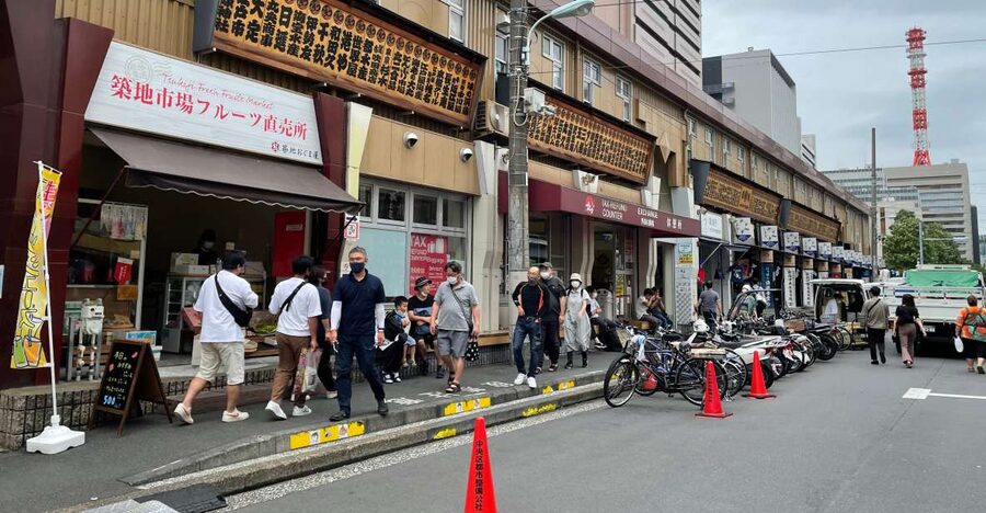 Tsukiji: Outer Market Walking Tour & Sake Tasting Experience - Finding the right food in Tsukiji Outer Market